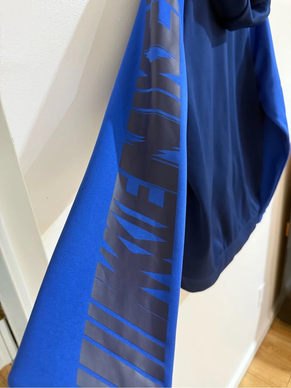 Nike Dri-FIT Blue Two-Tone Sleeve Graphic Pullover Hoodie (Men’s L)